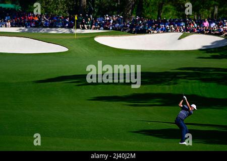 (220411) -- AUGUSTA, April 11, 2022 (Xinhua) -- Scottie Scheffler of the United States competes during the final round of the 2022 Masters golf tournament at Augusta National Golf Club, in Augusta, the United States, on April 10, 2022. (Masters golf tournament/Handout via Xinhua) Stock Photo