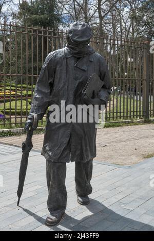 sculpture in homage to the Valladolid writer Miguel Delibes by the sculptor Eduardo Cuadrado in the Campo Grande of Valladolid, Castilla y Leon, Spain Stock Photo