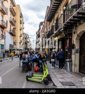 Outdoor dining along Via Maqueda, Palermo, Sicily, Italy. A pedestrianised street and a very popular street for outdoor dining and  shopping. Stock Photo