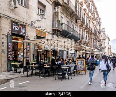 Outdoor dining along Via Maqueda, Palermo, Sicily, Italy. A pedestrianised street and a very popular street for outdoor dining and  shopping. Stock Photo