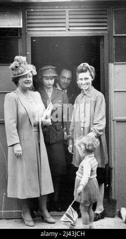 The Queen and Princess Elizabeth Tour Southwark - The Queen and Princess Elizabeth talking to Mrs. Esmon, whose pre-fabricated house they inspected during their tour of Southwark today. The Queen accompanied by Princess Elizabeth toured Southwark today after they had attended a service at Southwark Cathedral in commemoration of William Shakespeare. May 19, 1945. Stock Photo