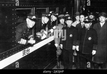 Japanese Naval Delegate to the Geneva Disarmament Conference, Vice-Admiral Shushi Nagano taken at the Tokyo Central Station when he depurated for Geneve. Picture Shows from left in train Vice-Admiral Nagano, Rear-Admiral Hasegawa, a delegate, and out of the train, standing in black uniform, form left, Admiral Keisuke Okada, Naval Minister, Admiral Kanji Okada, one of the biggest leaders of the Navy. December 5, 1932. Stock Photo