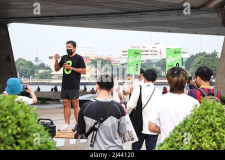 Bangkok, Thailand. 08th Apr, 2022. Bangkok gubernatorial candidate Chatchart Sitthiphan, number 8, campaigned at the Rama VIII Bridge on the Thonburi side, He has the nickname that the people have given him. The strongest man in the world. which will have an election on May 22, 2022, after the previous governor was appointed by the military junta following The last election was 9 years ago in 2013 for 9 years. (Photo by Adirach Toumlamoon/Pacific Press) Credit: Pacific Press Media Production Corp./Alamy Live News Stock Photo