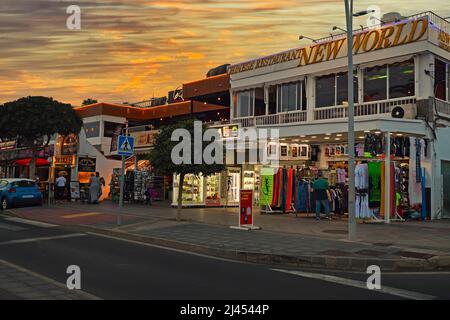 Geschäfte und Restaurants am Abend  an der Strandpromenade, Avenida de las Playas, Puerto del Carmen, Lanzarote, Kanarische Inseln, Spanien Stock Photo