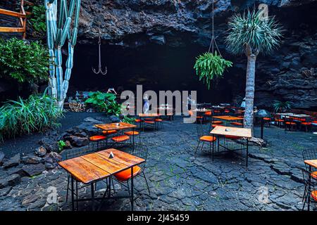 Restaurant in der Jameos del Agua, Grotte im Lavafeld des Monte Corona, von Cesar Manrique,Lanzarote, Kanarische Inseln, Spanien Stock Photo