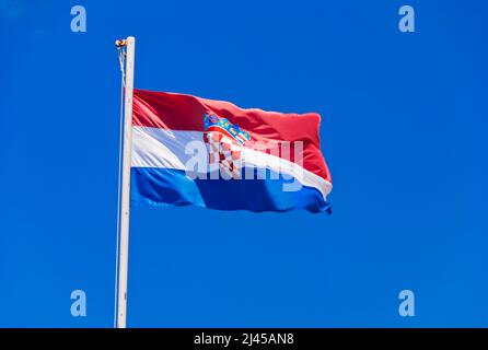 Kroatische Flagge, Fahne, Nationalfahne, Flaggenmast, blauer Himmel,