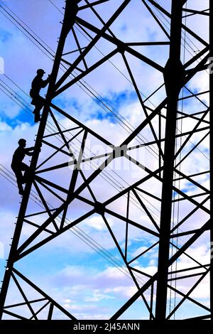 Elektriker reparieren Stromleitung am Strommast, Wirtscghaft, Aufschwung, Fachkräftemangel, Auszubildende, Arbeitsmarkt, Energiekosten, alternative En Stock Photo