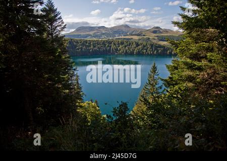 Besse-et-Saint-Anastaise (central-southern France): Lake Pavin, volcanic lake of the Sancy Massif, in the Massif Central mountain range Stock Photo