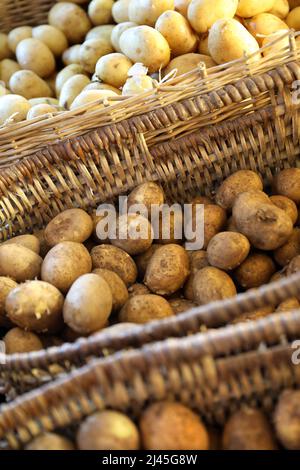 Villeneuve-sur-Lot (south-western France): potatoes on a market stall Stock Photo