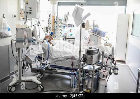 Lyon (central-eastern France), 2021/08/31: intensive care unit at the Croix-Rousse Hospital. Elderly patient affected by Covid-19 placed on mechanical Stock Photo