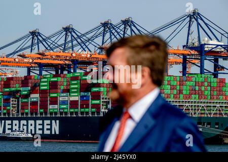 Rotterdam, Netherlands. 12th Apr, 2022. King Willem-Alexander of The Netherlands at the port of Rotterdam, on April 12, 2022, the visit was all about hydrogen, as an energy port in Northwest Europe, Rotterdam has an ambitious sustainability strategy in which electrification and hydrogen play an important role Credit: Rotapool/Jasper Juinen/Albert Nieboer/Netherlands OUT/Point de Vue OUT/dpa/Alamy Live News Stock Photo