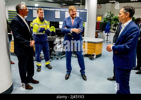 Rotterdam, Netherlands. 12th Apr, 2022. King Willem-Alexander of The Netherlands at the port of Rotterdam, on April 12, 2022, the visit was all about hydrogen, as an energy port in Northwest Europe, Rotterdam has an ambitious sustainability strategy in which electrification and hydrogen play an important role Credit: Rotapool/Jasper Juinen/Albert Nieboer/Netherlands OUT/Point de Vue OUT/dpa/Alamy Live News Stock Photo