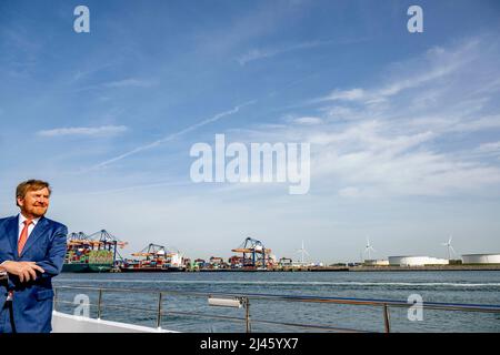 Rotterdam, Netherlands. 12th Apr, 2022. King Willem-Alexander of The Netherlands at the port of Rotterdam, on April 12, 2022, the visit was all about hydrogen, as an energy port in Northwest Europe, Rotterdam has an ambitious sustainability strategy in which electrification and hydrogen play an important role Credit: Rotapool/Jasper Juinen/Albert Nieboer/Netherlands OUT/Point de Vue OUT/dpa/Alamy Live News Stock Photo