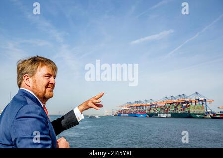 Rotterdam, Netherlands. 12th Apr, 2022. King Willem-Alexander of The Netherlands at the port of Rotterdam, on April 12, 2022, the visit was all about hydrogen, as an energy port in Northwest Europe, Rotterdam has an ambitious sustainability strategy in which electrification and hydrogen play an important role Credit: Rotapool/Jasper Juinen/Albert Nieboer/Netherlands OUT/Point de Vue OUT/dpa/Alamy Live News Stock Photo