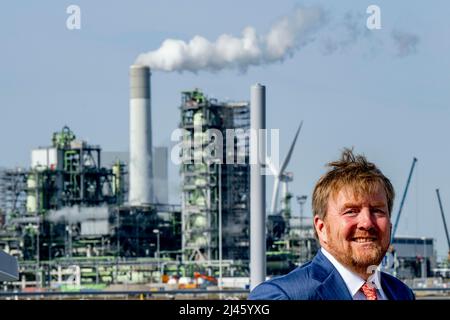 Rotterdam, Netherlands. 12th Apr, 2022. King Willem-Alexander of The Netherlands at the port of Rotterdam, on April 12, 2022, the visit was all about hydrogen, as an energy port in Northwest Europe, Rotterdam has an ambitious sustainability strategy in which electrification and hydrogen play an important role Credit: Rotapool/Jasper Juinen/Albert Nieboer/Netherlands OUT/Point de Vue OUT/dpa/Alamy Live News Stock Photo