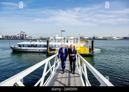 Rotterdam, Netherlands. 12th Apr, 2022. King Willem-Alexander of The Netherlands at the port of Rotterdam, on April 12, 2022, the visit was all about hydrogen, as an energy port in Northwest Europe, Rotterdam has an ambitious sustainability strategy in which electrification and hydrogen play an important role Credit: Rotapool/Jasper Juinen/Albert Nieboer/Netherlands OUT/Point de Vue OUT/dpa/Alamy Live News Stock Photo