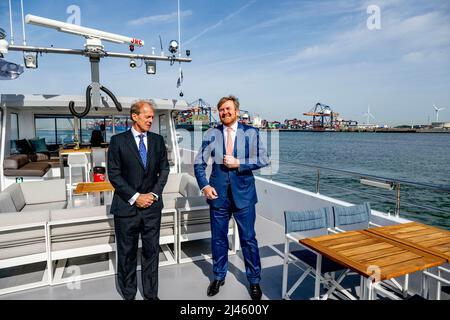 Rotterdam, Netherlands. 12th Apr, 2022. King Willem-Alexander of The Netherlands at the port of Rotterdam, on April 12, 2022, the visit was all about hydrogen, as an energy port in Northwest Europe, Rotterdam has an ambitious sustainability strategy in which electrification and hydrogen play an important role Credit: Rotapool/Jasper Juinen/Albert Nieboer/Netherlands OUT/Point de Vue OUT/dpa/Alamy Live News Stock Photo