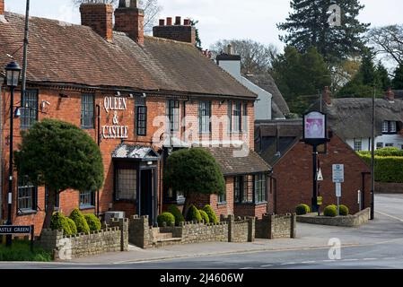 The Queen & Castle pub on Castle Green in Kenilworth, Warwickshire, England UK Stock Photo