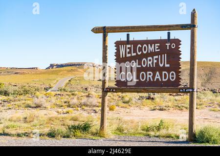 Teec Nos Pos, AZ - October 10,2021:  Welcome to Colorado sign along the road at the state border in Teec Nos Pos, Arizona Stock Photo