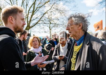 London, UK. 12 April 2022. Piers Corbyn debate climate with an Extinction Rebellion supporter at Speakers' Corner Hyde Park, London Stock Photo