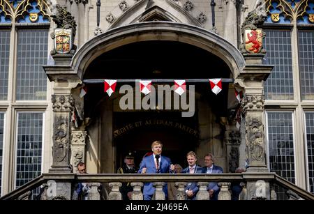 Sint-Janskerk, Gouda, Netherlands. 12th Apr, 2022. 2022-04-12 15:37:14 GOUDA - King Willem-Alexander walks across the Markt from the Sint-Janskerk to the City Hall after the opening of the exhibition 'Experience the Wonder of Gouda' as the start of the celebration of 750 years of city rights for Gouda. Credit: ANP/Alamy Live News Stock Photo