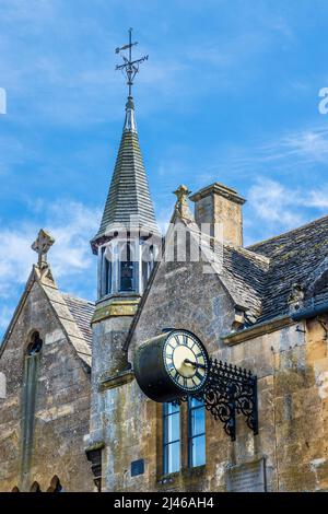 The Old School House in the Cotswold town of Broadway in Worcestershire. The clock was erected in the commemoration of the Jubilee of Queen Victoria i Stock Photo
