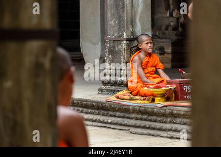 Ankor Wat, Siem Reap, Cambodia. 18th February 2018.  Young Buddhist monks wearing saffron robes at Ankor Wat temple. Stock Photo