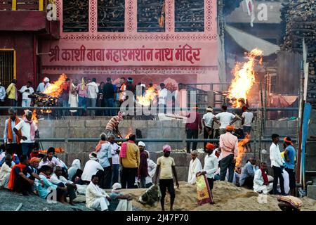 Cremation on Manikarnika Ghat of the banks of River Ganges in Varanasi, Uttar Pradesh, India Stock Photo