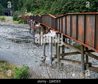 Railway bridge over Bealey River, Arthur's Pass National Park, New Zealand. Stock Photo