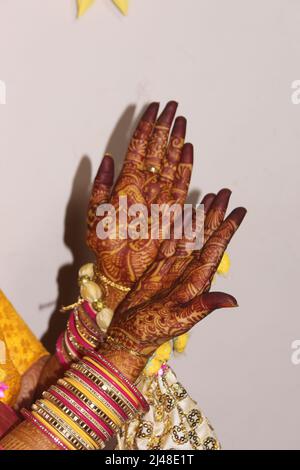 Watch: Bride Gets Her Relationship Timeline Inked On Her Hand With Mehndi -  News18