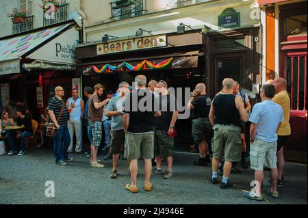 Paris, France, Medium Crowd of People, Gay Men Talking, Standing, Sharing Drinks, Outside Gay Bar in the Chatelet Neighborhood 'Bear's Den » street Paris in the daytime Stock Photo