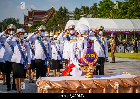 Bangkok, Thailand. 08th Apr, 2022. Members of the Thai military present a bouquet of flowers in honor of Chakri Day. Preparations for the arrival HM King Maha Vajiralongkorn and HM Queen Suthida at King Rama I monument in Bangkok, Thailand. Chakri Day is a public holiday designated to commemorate the Chakri Dynasty on the anniversary of the coronation of Phra Buddha Yodfa Chulaloke, Thailand's first king. Credit: SOPA Images Limited/Alamy Live News Stock Photo