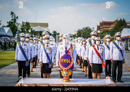 Bangkok, Thailand. 08th Apr, 2022. Members of the Thai military present a bouquet of flowers in honor of Chakri Day. Preparations for the arrival HM King Maha Vajiralongkorn and HM Queen Suthida at King Rama I monument in Bangkok, Thailand. Chakri Day is a public holiday designated to commemorate the Chakri Dynasty on the anniversary of the coronation of Phra Buddha Yodfa Chulaloke, Thailand's first king. Credit: SOPA Images Limited/Alamy Live News Stock Photo