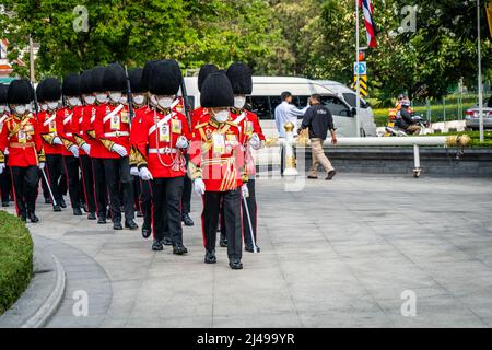 Bangkok, Thailand. 08th Apr, 2022. Royal guards rehearse in front of King Rama 1 Monument prior to the arrival of the Thai Royal Family. Preparations for the arrival HM King Maha Vajiralongkorn and HM Queen Suthida at King Rama I monument in Bangkok, Thailand. Chakri Day is a public holiday designated to commemorate the Chakri Dynasty on the anniversary of the coronation of Phra Buddha Yodfa Chulaloke, Thailand's first king. (Photo by Matt Hunt/SOPA Images/Sipa USA) Credit: Sipa USA/Alamy Live News Stock Photo