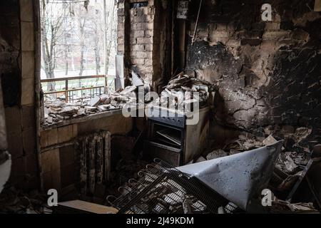 Pylypovychi, Ukraine. 12th Apr, 2022. An oven from a former kitchen in a destroyed residential building seen in Borodyanka, Kyiv Oblast. Following the recapture of Borodyanka by the Ukrainian forces, the city was heavily devastated and turned into ruins under intense fighting and shelling. As Ukraineís President Volodymyr Zelensky has warned that the situation in the town of Borodyanka, about 15 miles from Bucha, was ìsignificantly more dreadful'. Credit: SOPA Images Limited/Alamy Live News Stock Photo