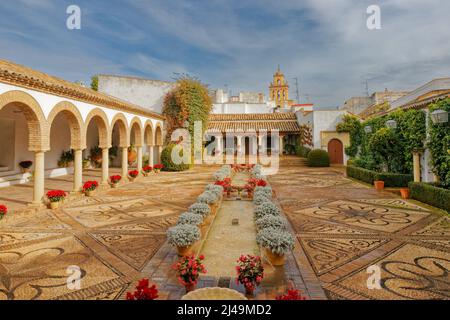 VIANA PALACE GARDENS CORDOBA SPAIN EXTERIOR PATIO GARDEN THE COURTYARD OF THE COLUMNS WITH POOL AND FOUNTAINS Stock Photo