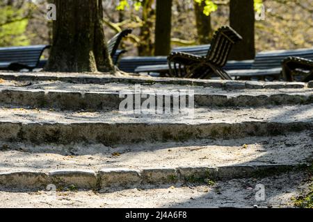 Bancs Publics dans le parc de Bruxelles |  Public Benches in the Parc of Brussels Stock Photo