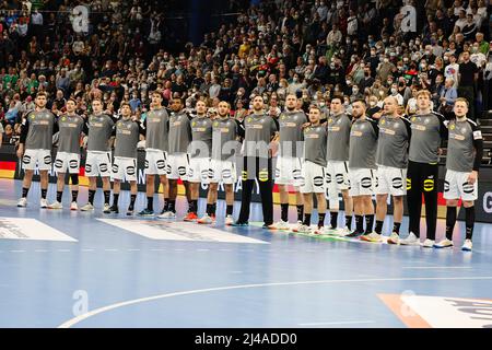 Kiel, Germany. 13th Apr, 2022. Handball: World Cup qualifying, Germany - Faroe Islands, Europe, knockout round, 3rd qualifying round, first leg, Wunderino Arena. The German players stand together before the match. Credit: Frank Molter/dpa/Alamy Live News Stock Photo