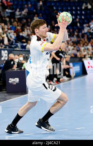 Kiel, Germany. 13th Apr, 2022. Handball: World Cup qualifying, Germany - Faroe Islands, Europe, knockout round, 3rd qualifying round, first leg, Wunderino Arena. Germany's Lukas Zerbe catches the ball. Credit: Frank Molter/dpa/Alamy Live News Stock Photo