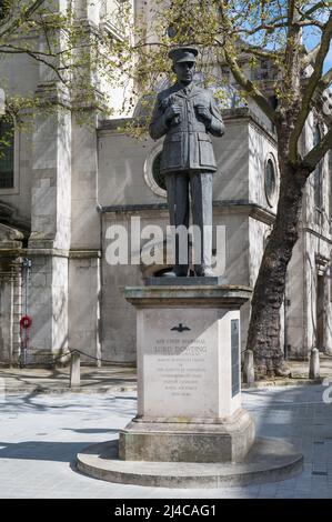 Statue by sculptor Faith Winter, of Air Chief Marshall Lord Hugh Dowding standing outside St Clement Danes Church, Strand, London, England, UK. Stock Photo