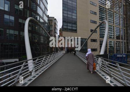 MANCHESTER. GREATER MANCHESTER. ENGLAND. 04-10-22. Footbridge over the busy London Road connects Manchester Piccadilly station with the city centre. Stock Photo