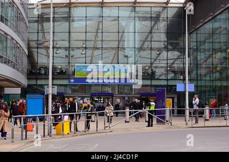 MANCHESTER. GREATER MANCHESTER. ENGLAND. 04-10-22. The main entrance to Manchester Piccadilly station, one of three main stations in the city centre. Stock Photo