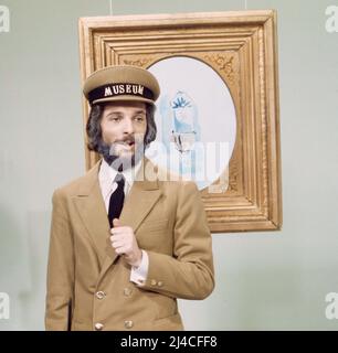 Andre Heller, österreichischer Aktionskünstler, Schauspieler, Lyriker und Chansonnier, als Museumswärter, Österreich um 1975. Stock Photo