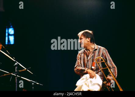 Albert Mangelsdorff, deutscher Jazzmusiker, Posaunist, berühmt für seine Multiphonics im Posaunenspiel, hier bei einem Konzert, Deutschland, 1984. Albert Mangelsdorff, German jazz musician, Trombonist, famous for his multiphonics in trombone playing, here at a concert, Germany, 1984. Stock Photo