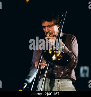 Albert Mangelsdorff, deutscher Jazzmusiker, Posaunist, berühmt für seine Multiphonics im Posaunenspiel, hier bei einem Konzert, Deutschland, circa 1976. Albert Mangelsdorff, German jazz musician, Trombonist, famous for his multiphonics in trombone playing, here at a concert, Germany, circa 1976. Stock Photo