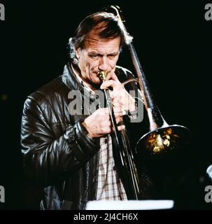 Albert Mangelsdorff, deutscher Jazzmusiker, Posaunist, berühmt für seine Multiphonics im Posaunenspiel, hier bei einem Konzert, Deutschland, circa 1976. Albert Mangelsdorff, German jazz musician, Trombonist, famous for his multiphonics in trombone playing, here at a concert, Germany, circa 1976. Stock Photo