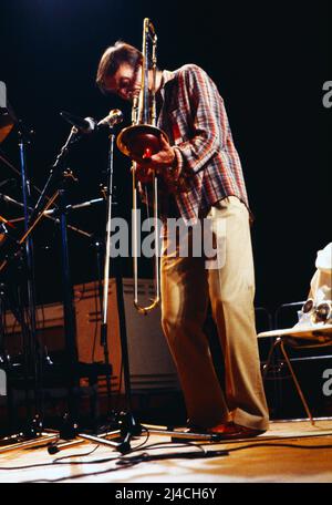 Albert Mangelsdorff, deutscher Jazzmusiker, Posaunist, berühmt für seine Multiphonics im Posaunenspiel, hier bei einem Konzert, Deutschland, 1984. Albert Mangelsdorff, German jazz musician, Trombonist, famous for his multiphonics in trombone playing, here at a concert, Germany, 1984. Stock Photo