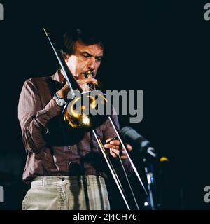 Albert Mangelsdorff, deutscher Jazzmusiker, Posaunist, berühmt für seine Multiphonics im Posaunenspiel, hier bei einem Konzert, Deutschland, circa 1976. Albert Mangelsdorff, German jazz musician, Trombonist, famous for his multiphonics in trombone playing, here at a concert, Germany, circa 1976. Stock Photo