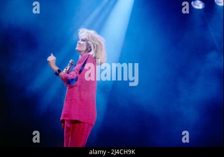 ARD Wunschkonzert, Musiksendung, Deutschland, 1989, musikalischer Gast: Amanda Lear, französische Sängerin, Schauspielerin und Ex-Model. ARD Wunschkonzert, Music show, Germany, 1989, as musical guest: Amanda Lear, French singer, actress and former Model. Stock Photo