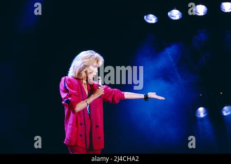 ARD Wunschkonzert, Musiksendung, Deutschland, 1989, musikalischer Gast: Amanda Lear, französische Sängerin, Schauspielerin und Ex-Model. ARD Wunschkonzert, Music show, Germany, 1989, as musical guest: Amanda Lear, French singer, actress and former Model. Stock Photo